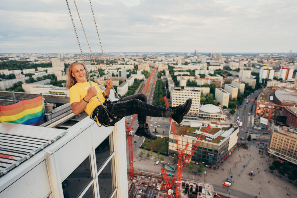 mann schaukelt über alexanderplatz