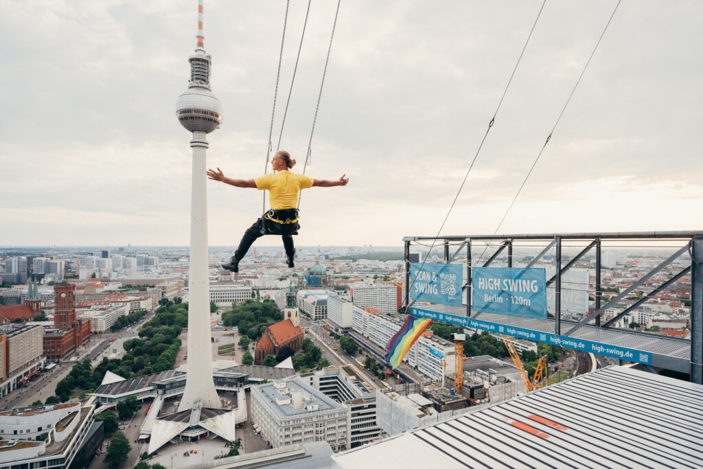 Mann auf der Schaukel